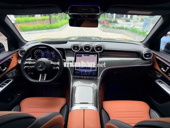 Mercedes GLC300 All New V1 2023 Đen 2 vạn km