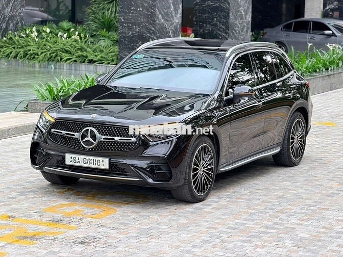 Mercedes GLC300 All New V1 2023 Đen 2 vạn km