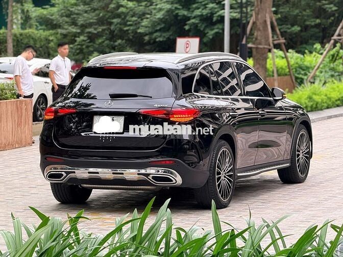 Mercedes GLC300 All New V1 2023 Đen 2 vạn km