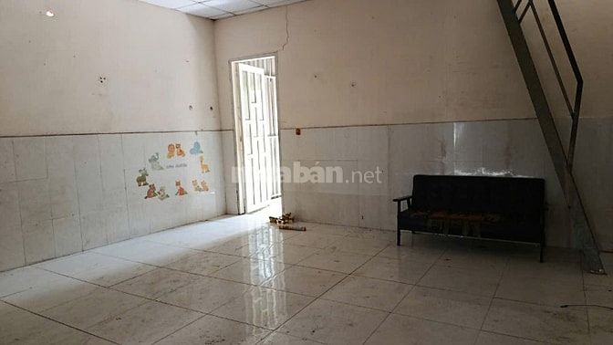 NHÀ CẤP 4 1tr 1 gác rộng rãi ngã 4 bình phước chợ đầu mối hẻm xe tải