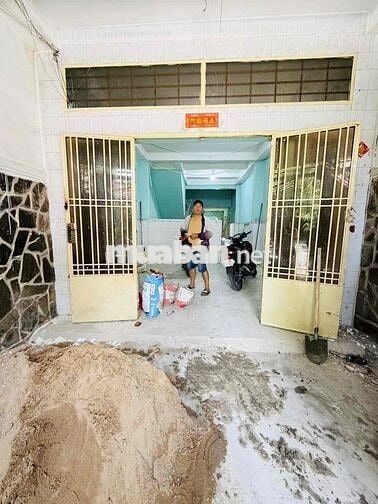 3 PHÒNG QUẬN 6-NHÀ ĐANG SƠN SỮA LẠI-ĐƯỜNG XE TẢI