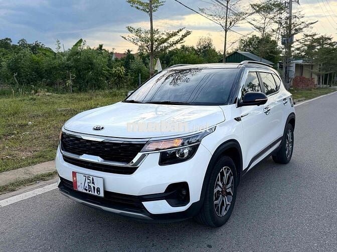 Kia Seltos Luxury Trắng Tự động