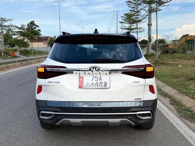 Kia Seltos Luxury Trắng Tự động