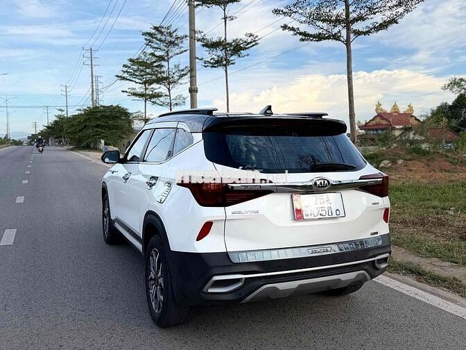 Kia Seltos Luxury Trắng Tự động