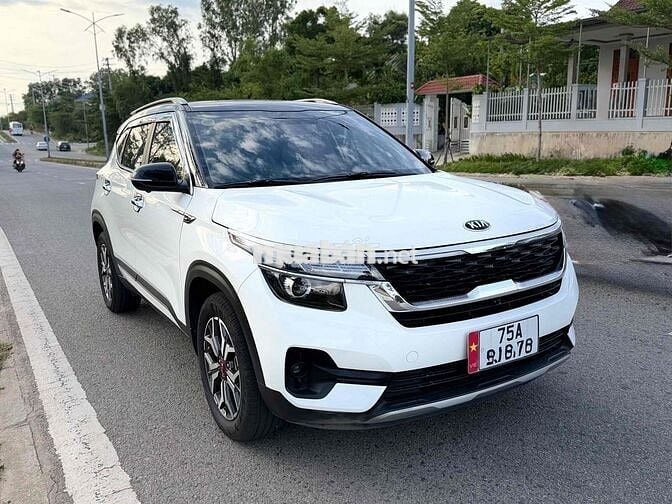 Kia Seltos Luxury Trắng Tự động