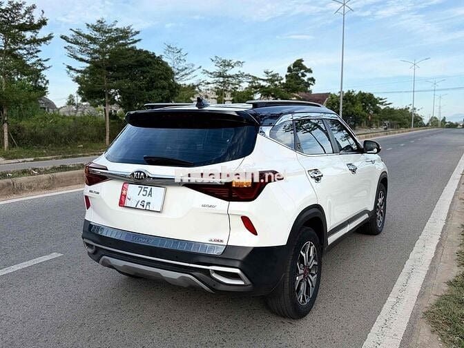 Kia Seltos Luxury Trắng Tự động
