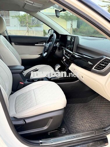 Kia Seltos Luxury Trắng Tự động