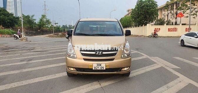 Hyundai Starex 8 chỗ màu Vàng