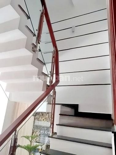 Chuyển công tác cần bán  nhà 3 lầu ST mặt tiền hẻm xe hơi Lý Phục Man,