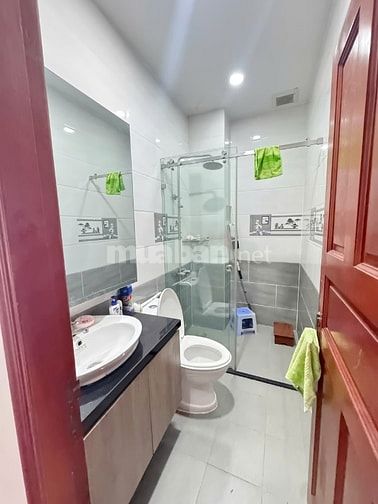 Chuyển công tác cần bán  nhà 3 lầu ST mặt tiền hẻm xe hơi Lý Phục Man,