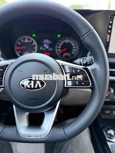 Kia Seltos Luxury Trắng Tự động