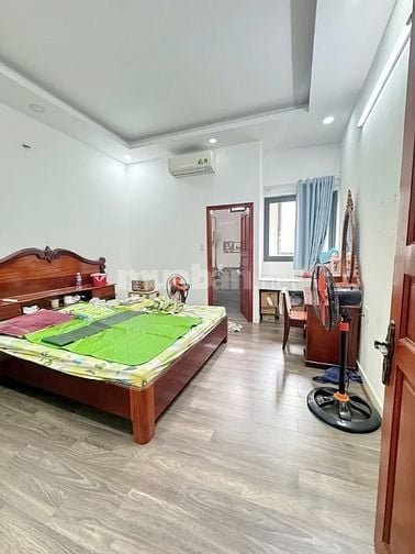 Chuyển công tác cần bán  nhà 3 lầu ST mặt tiền hẻm xe hơi Lý Phục Man,