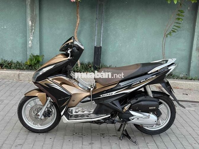 Honda Air Blade 125cc Đen, Vàng đồng