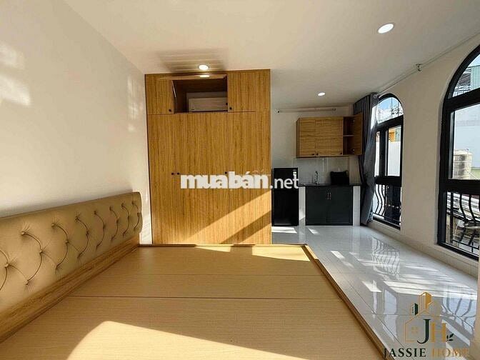 Mới 100% căn hộ ban công 35m2 ngay Nhiêu Tứ gần Phan Xích Long giáp Q1