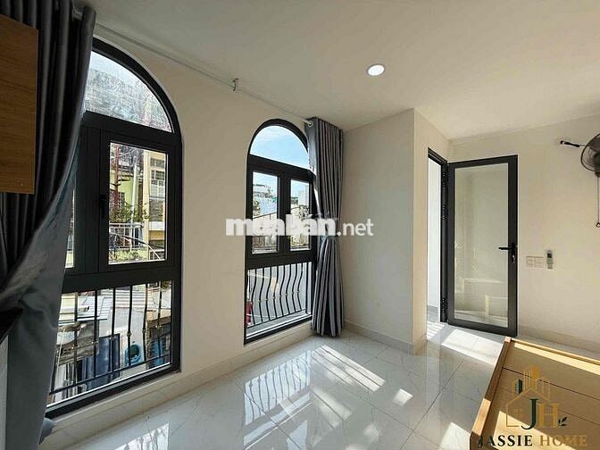 Mới 100% căn hộ ban công 35m2 ngay Nhiêu Tứ gần Phan Xích Long giáp Q1