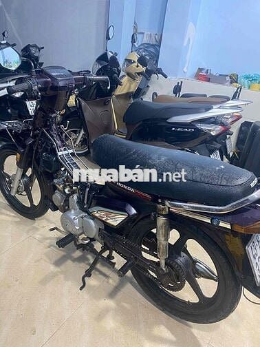 Honda Dream Tím