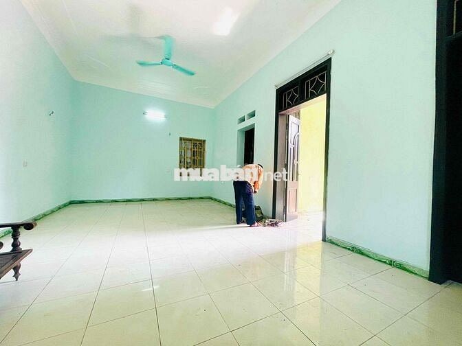 Cho thuê Nhà 3 tầng sân vườn siêu rộng giáp Thanh Trì