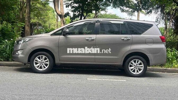 Toyota Innova 2019 Đồng ánh kim 7 chỗ
