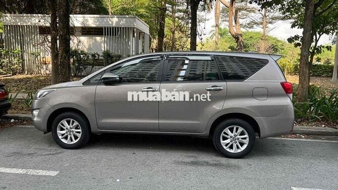 Toyota Innova 2019 Đồng ánh kim 7 chỗ