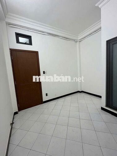 PHÒNG 19M2- NỘI THẤT CƠ BẢN- MÁY LẠNH- KỆ BẾP- TỦ LẠNH- NGAY UEH