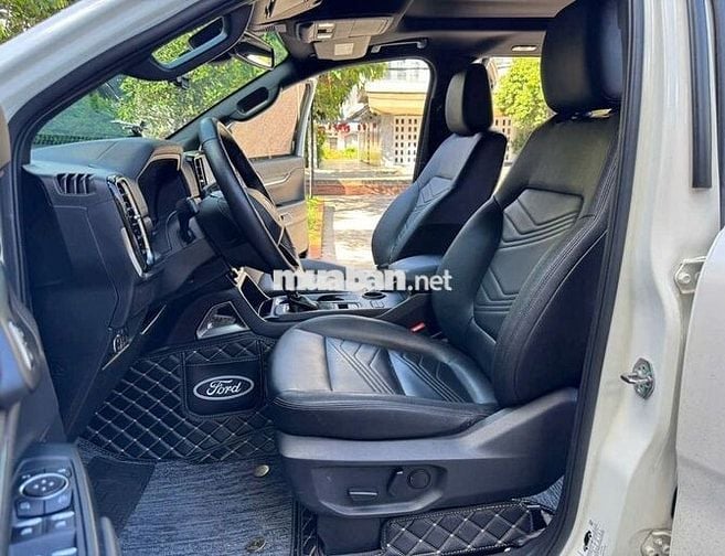 Ford Everest Titanium 2023 Trắng