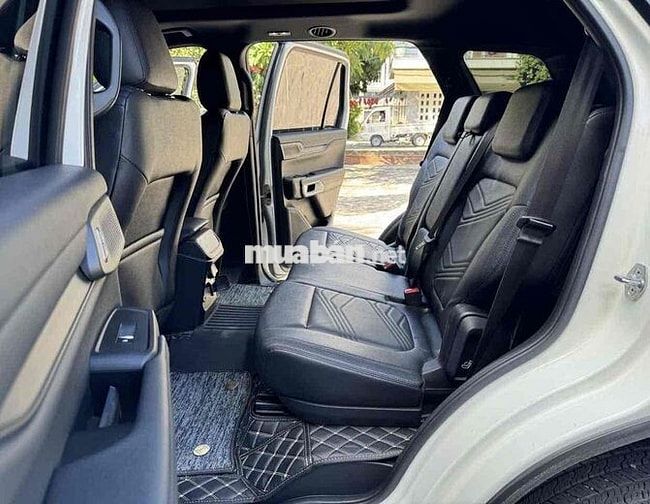 Ford Everest Titanium 2023 Trắng 7 chỗ