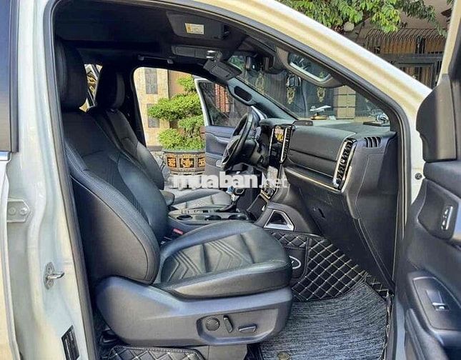 Ford Everest Titanium 2023 Trắng 7 chỗ