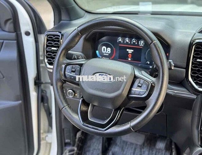 Ford Everest Titanium 2023 Trắng 7 chỗ