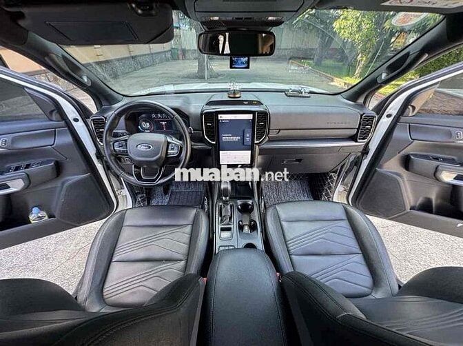 Ford Everest Titanium 2023 Trắng 7 chỗ