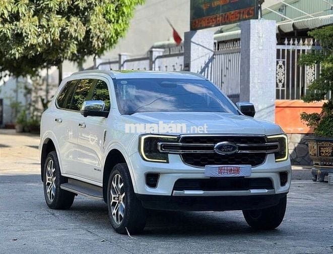 Ford Everest Titanium 2023 Trắng