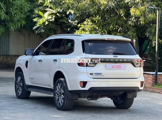 Ford Everest Titanium 2023 Trắng