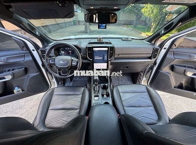Ford Everest Titanium 2023 Trắng