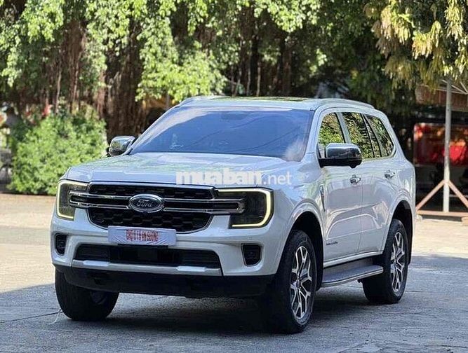 Ford Everest Titanium 2023 Trắng 7 chỗ