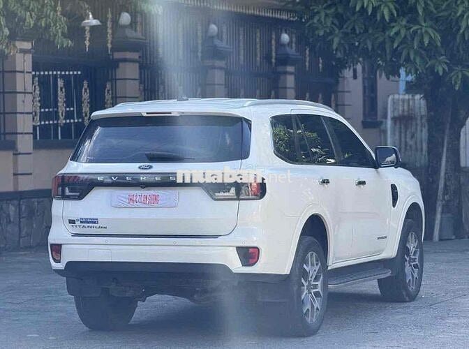 Ford Everest Titanium 2023 Trắng 7 chỗ
