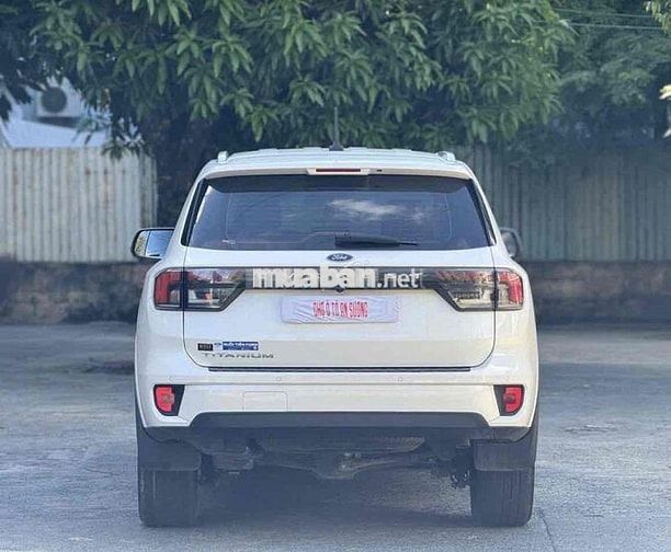 Ford Everest Titanium 2023 Trắng 7 chỗ