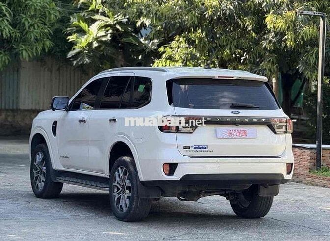 Ford Everest Titanium 2023 Trắng 7 chỗ