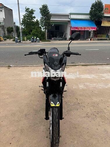 Suzuki Satria Đỏ, Đen Xe côn tay
