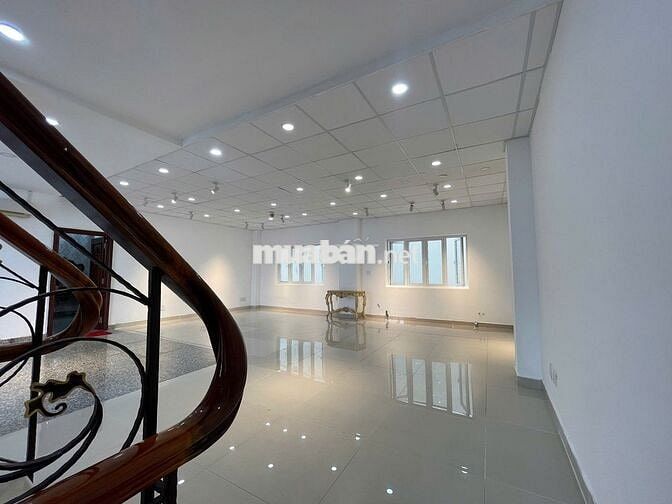 Cần cho thuê nguyên căn 181/4A Đường 3/2 .DT: 4,5 x 18m, 3 lầu .Hẻm 7m