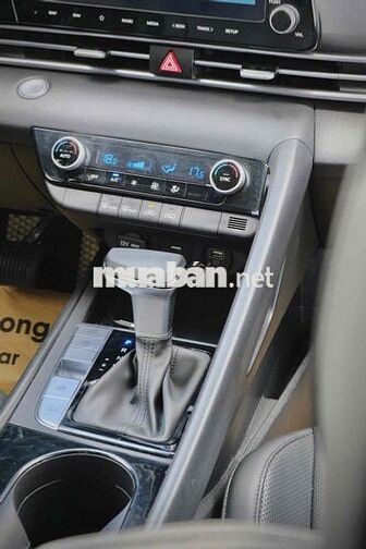 Hyundai Elantra 1.6 Đặc Biệt 2024 Đỏ Cá Nhân