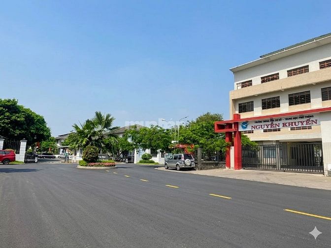 Bán nhà Quốc lộ 13 ngay KĐT Vạn Phúc, 76m2, 3 tầng 4PN, HXH, 7.35 tỷ