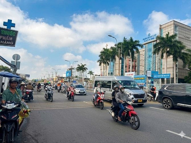 Bán nhà Quốc lộ 13 ngay KĐT Vạn Phúc, 76m2, 3 tầng 4PN, HXH, 7.35 tỷ