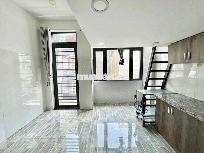 PHÒNG MỚI GIÁ RẺ GÁC CAO, BAN CÔNG THOÁNG, RỘNG 35m2 GẦN ĐH UTH, Q1