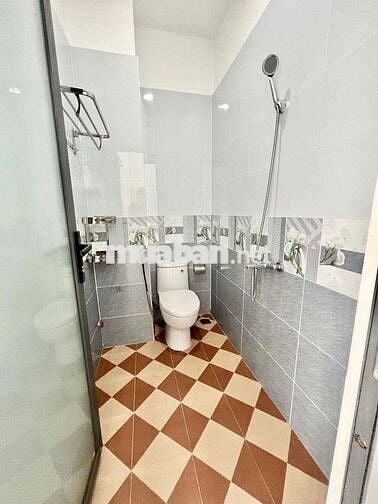 PHÒNG MỚI GIÁ RẺ GÁC CAO, BAN CÔNG THOÁNG, RỘNG 35m2 GẦN ĐH UTH, Q1
