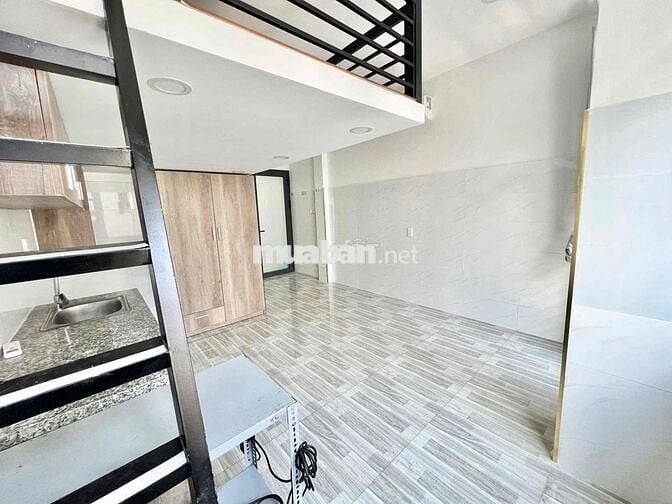 PHÒNG MỚI GIÁ RẺ GÁC CAO, BAN CÔNG THOÁNG, RỘNG 35m2 GẦN ĐH UTH, Q1