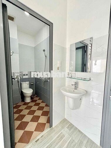 PHÒNG MỚI GIÁ RẺ GÁC CAO, BAN CÔNG THOÁNG, RỘNG 35m2 GẦN ĐH UTH, Q1
