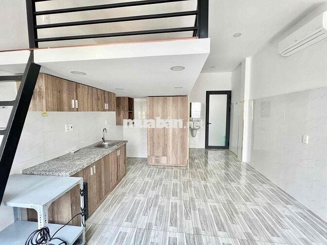 PHÒNG MỚI GIÁ RẺ GÁC CAO, BAN CÔNG THOÁNG, RỘNG 35m2 GẦN ĐH UTH, Q1