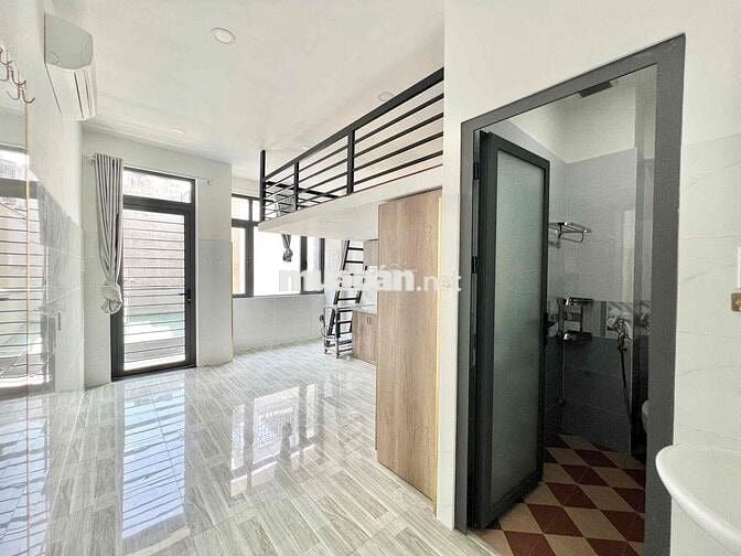 PHÒNG MỚI GIÁ RẺ GÁC CAO, BAN CÔNG THOÁNG, RỘNG 35m2 GẦN ĐH UTH, Q1