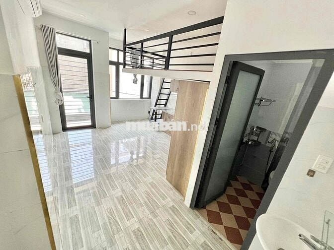 PHÒNG MỚI GIÁ RẺ GÁC CAO, BAN CÔNG THOÁNG, RỘNG 35m2 GẦN ĐH UTH, Q1