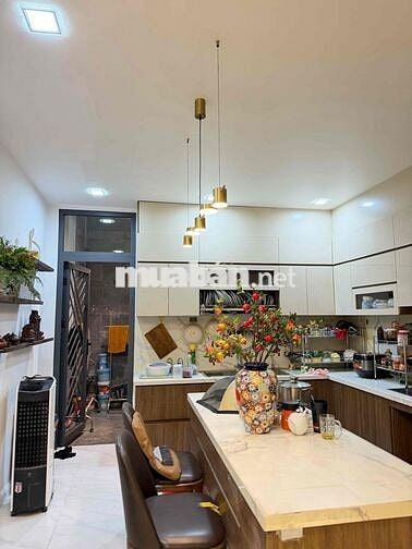 thu hút:  🏡 Nhà đẹp Full nội thất | 4PN | Hẻm xe hơi | Gần Q1 & Phú Mỹ