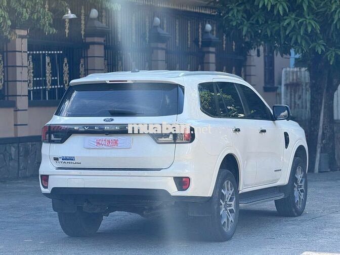 Ford Everest Titanium 2023 Trắng 7 chỗ